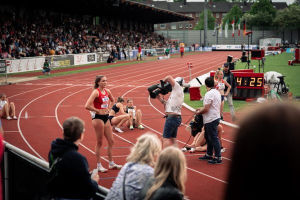 Sophie Weißenberg (TSV Bayer 04 Leverkusen) wartet auf die offizielle Zeit nach dem 200m Lauf am 07.05.2022 beim Stadtwerke Ratingen Mehrkampf-Meeting 2022 in Ratingen